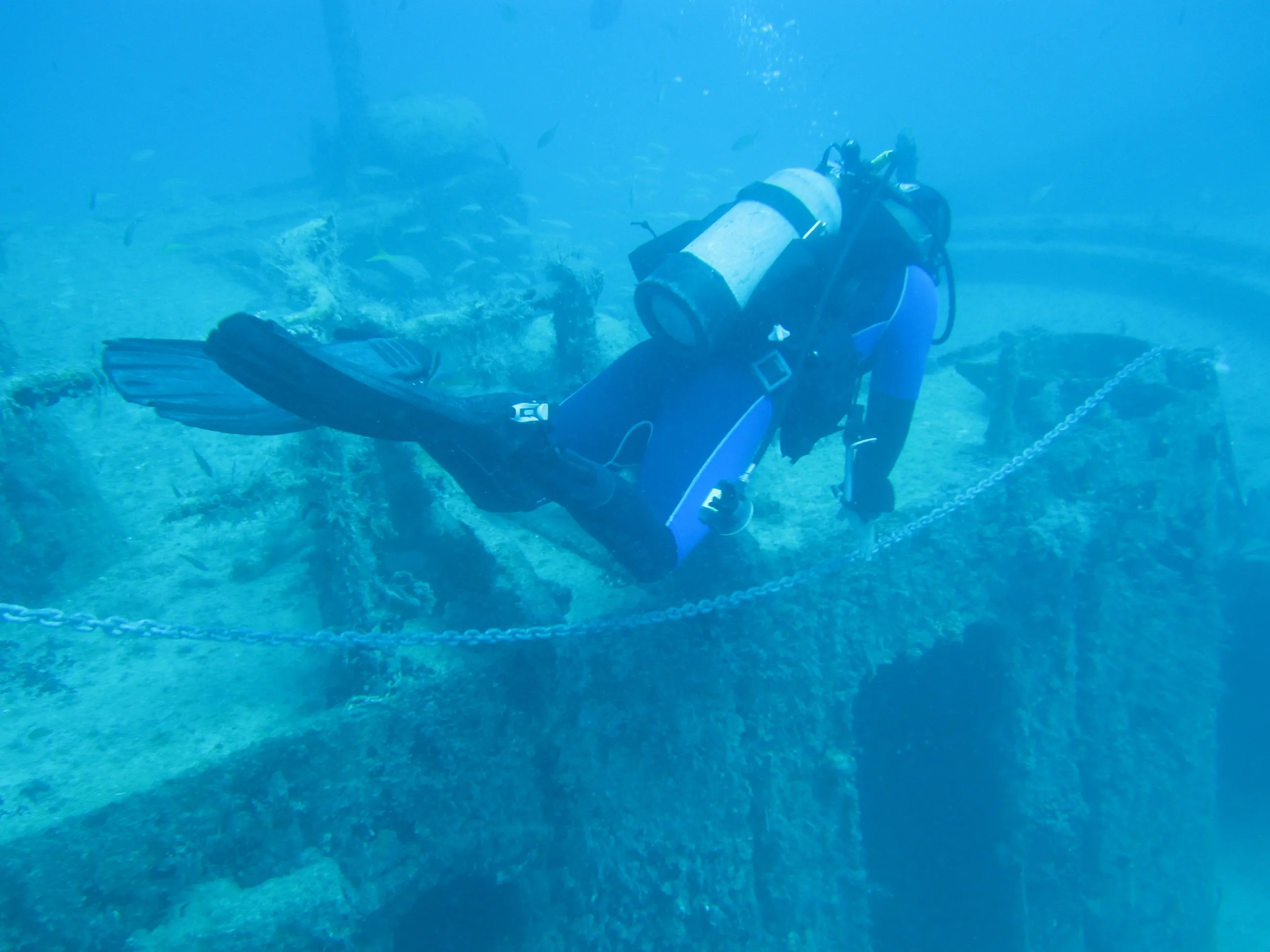 Original unedited underwater photograph: Diver over the Varadero wreck